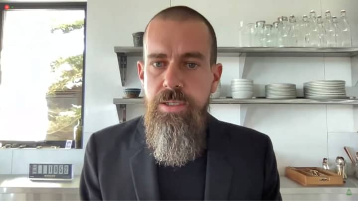 Block impulsiona recuperação das ações de fintechs após analistas minimizarem riscos da JPMorgan O CEO do Twitter, Jack Dorsey, testemunha durante uma audiência remota por vídeo realizada por subcomitês da Comissão de Energia e Comércio da Câmara dos Representantes dos EUA sobre "O Papel das Mídias Sociais na Promoção do Extremismo e da Desinformação" em Washington, EUA, em 25 de março de 2021. (Foto: Handout | Via Reuters)