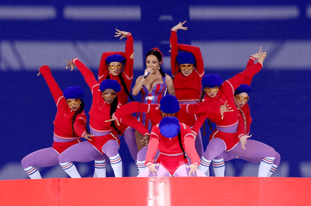 Doja Cat, Tems, J Balvin e Coldplay se apresentam no intervalo da final do Mundial de Clubes Doja Cat, Tems, J Balvin e Coldplay compartilharam o palco em uma apresentação unificadora no show do intervalo da Final da Copa do Mundo de Clubes da FIFA no domingo (13 de julho). (Foto: Reprodução)