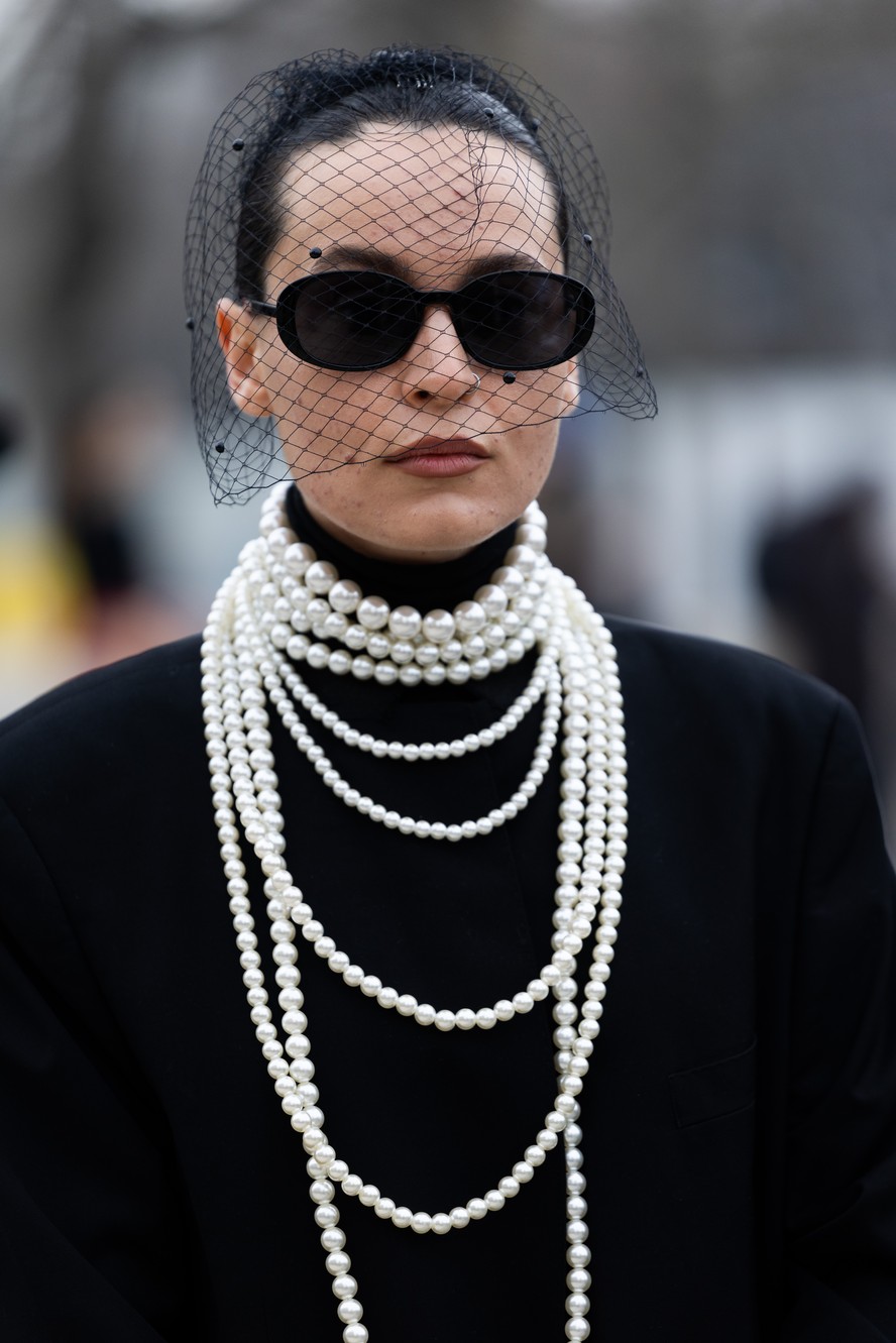 Colar de pérolas no street style (Foto: Getty Images)