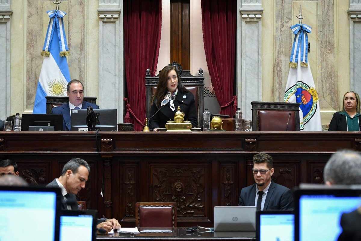 Milei chama vice de 'traidora' após aprovação de aumento nas aposentadorias no Senado Vice-presidente Victoria Villarruel discursando durante sessão para debater aumentos de pensões e projeto de lei de emergência para pessoas com deficiência no Congresso Nacional, em Buenos Aires, em 10 de julho de 2025 (Foto: Sofia ARECO / ARGENTINA'S SENATE / AFP)