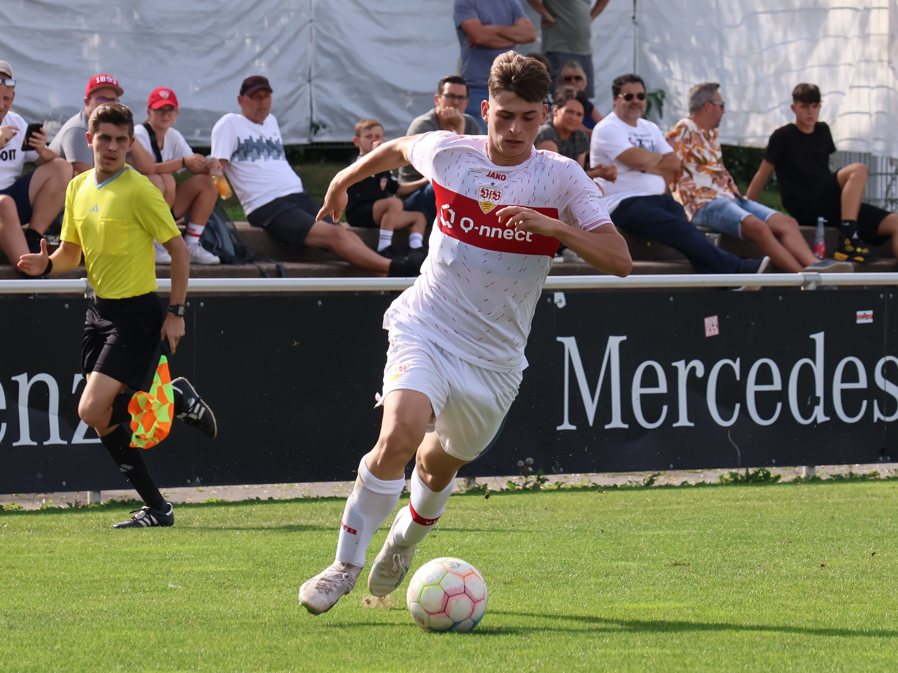 São Paulo busca atacante do Stuttgart e se encanta com jovem promessa de Cotia Matthaios Tsigkas, jovem grego das categorias de base do Stuttgart (Foto: Reprodução/Stuttgart)