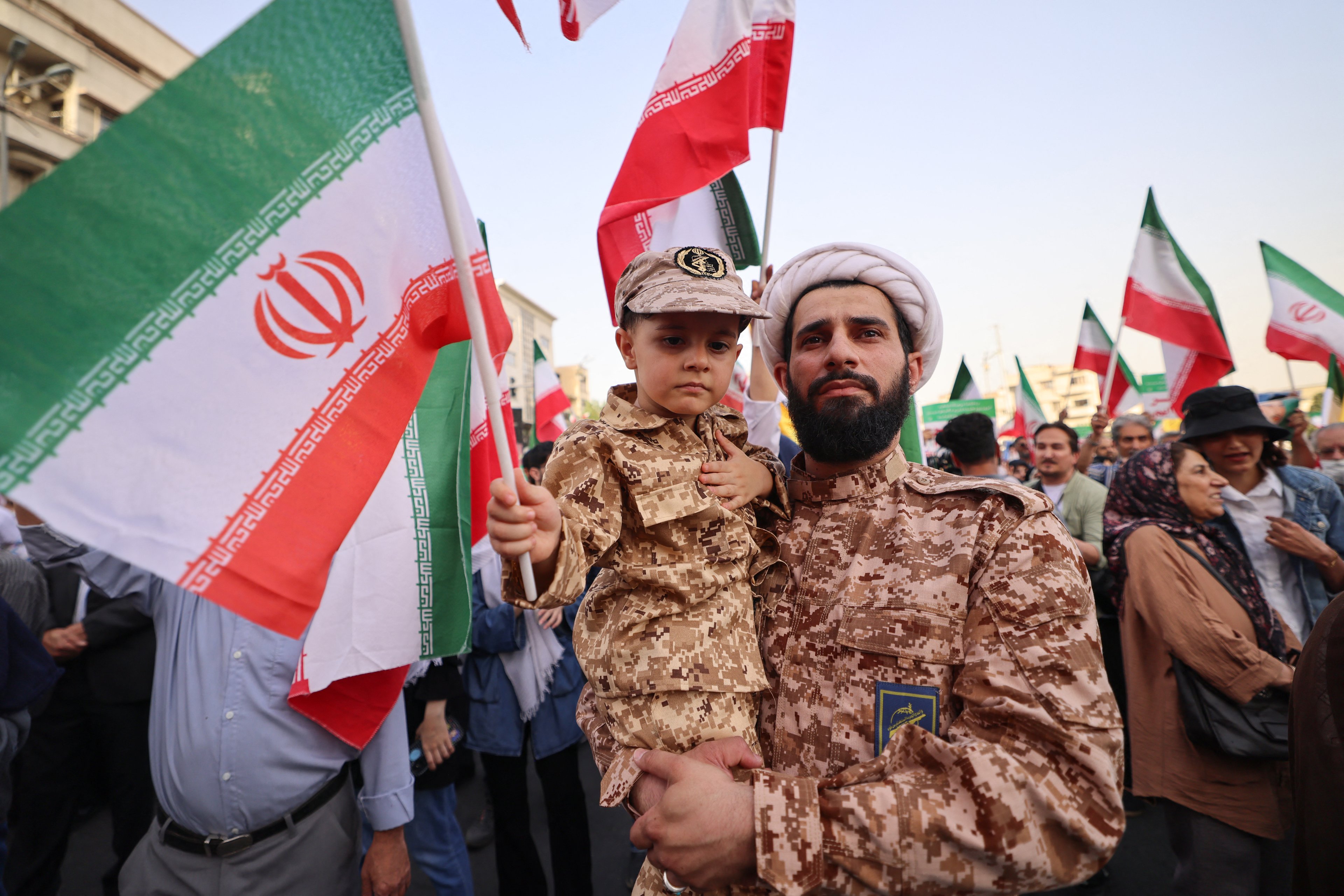 Irã enfrenta limitações militares e só poderá lutar guerras 'de série B' Iranianos celebram cessar-fogo em Teerã, na terça-feira, 24 de junho (Foto: Atta Kenare/AFP)