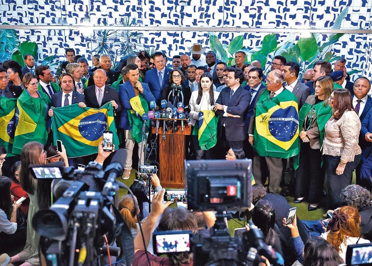 Centrão e Congresso impedem avanço de pacote contra o STF Bolsonaristas dão coletiva na Câmara em pleno recesso: ofensiva para manter Congresso funcionando para pressionar STF foi malsucedida (Foto: Alan Santos/Câmara dos Deputados)