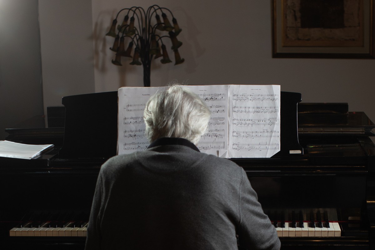 Maestro João Carlos Martins ao piano em sua casa em São Paulo (Foto: Edilson Dantas)