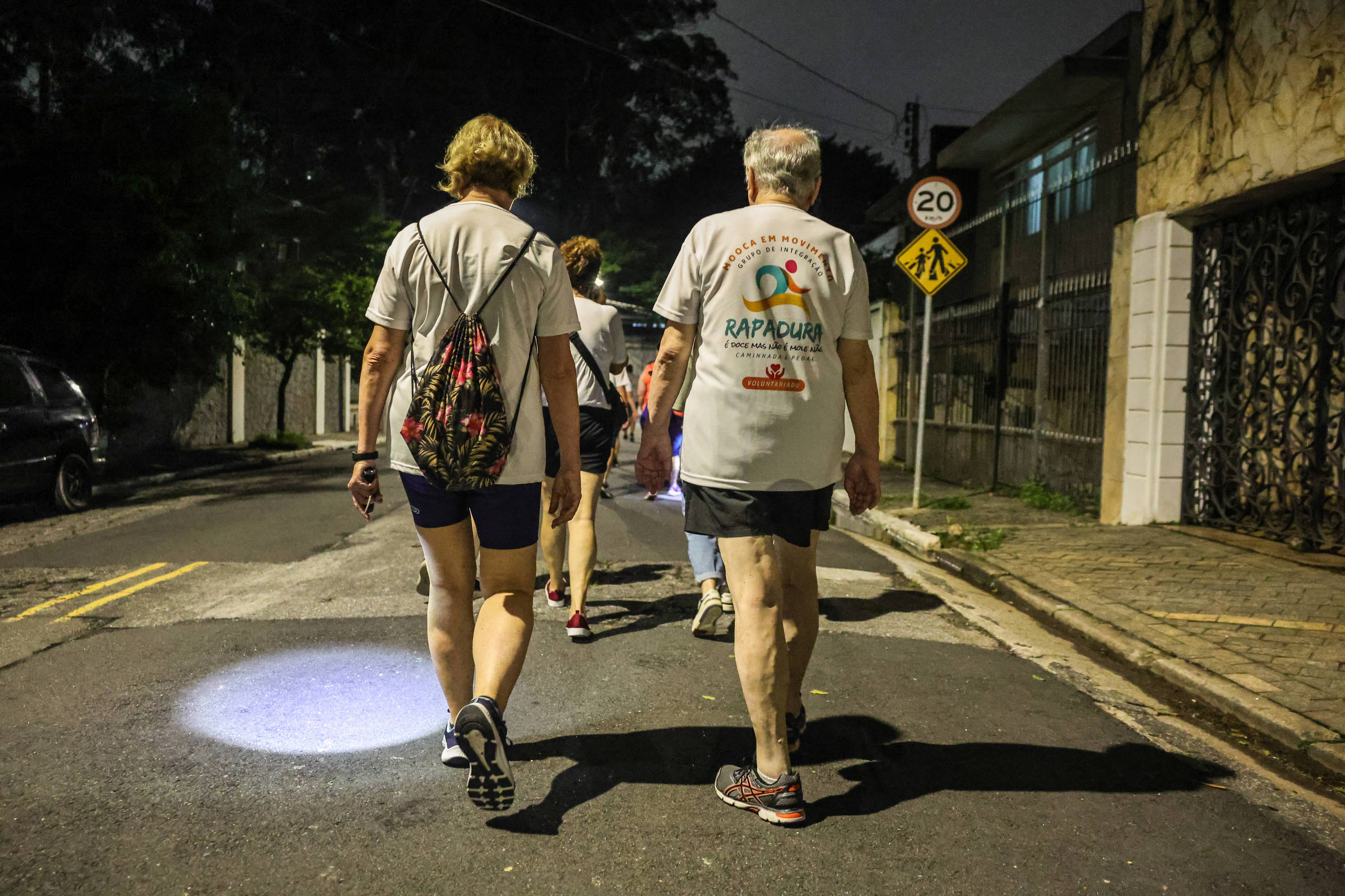 Caminhar 7.000 passos diários diminui risco de câncer, revela pesquisa Grupo faz caminhada noturna na Mooca, na zona leste de São Paulo (Foto: Rafaela Araújo - 17.fev.25/Folhapress)