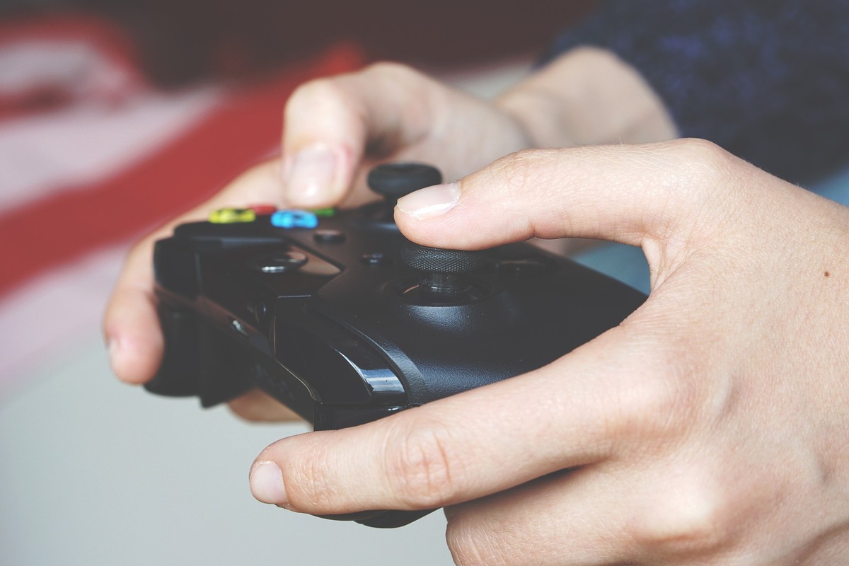 Imagem ilustrativa de uma pessoa segurando um console de videogame — Foto: Divulgação / superanton / Pixabay