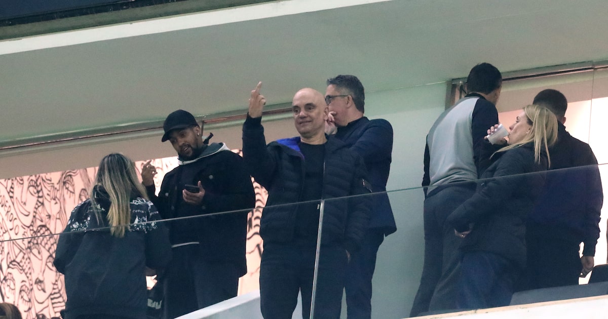 Ministro do STF esteve no camarote da Neoquímica Corinthians para acompanhar o time da casa, para o qual torce, contra o Palmeiras, pelas oitavas de final da Copa do Brasil, e fez um gesto obsceno (Foto: Alex Silva/Estadão)