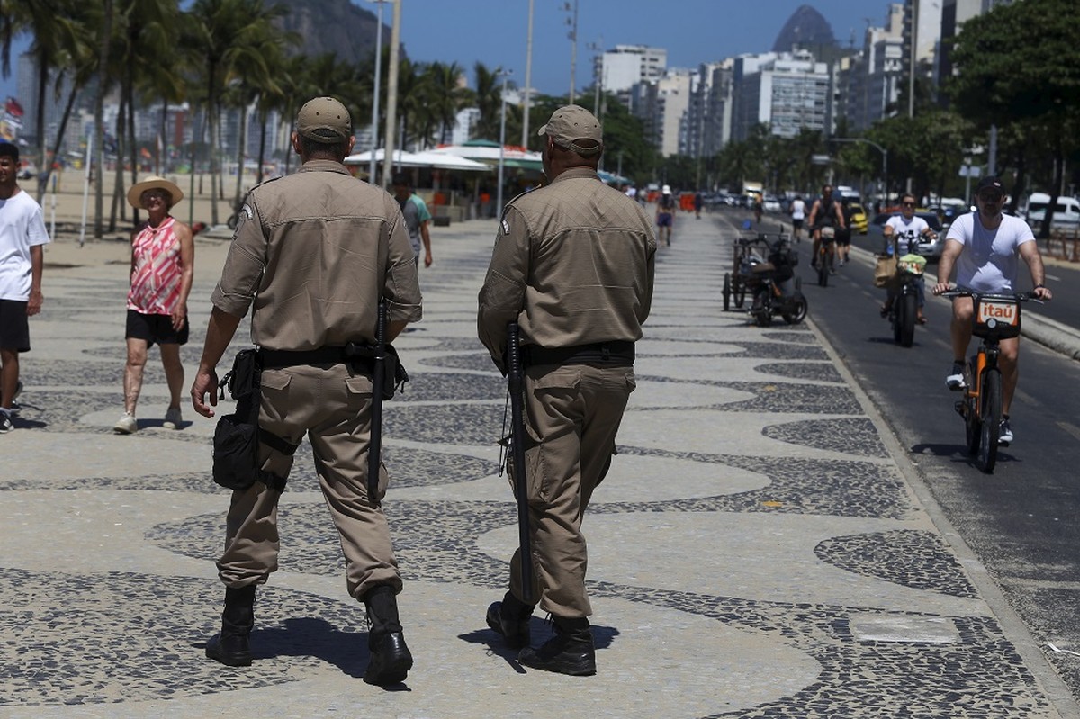 Guarda Municipal armada: agentes vão atuar em dupla a pé ou em motos (Foto: Fabiano Rocha / Agência O Globo)