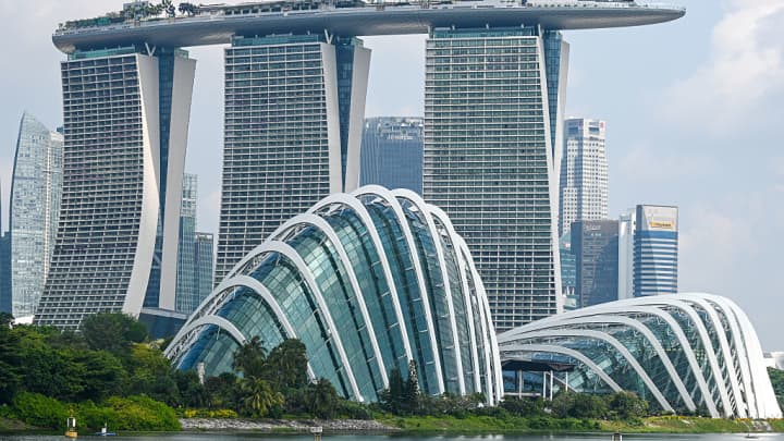 A foto mostra o resort Marina Bay Sands e as cúpulas do Garden by the Bay com o horizonte da cidade de Singapura ao fundo em 27 de junho de 2025. (Foto: Roslan Rahman | Afp | Getty Images)