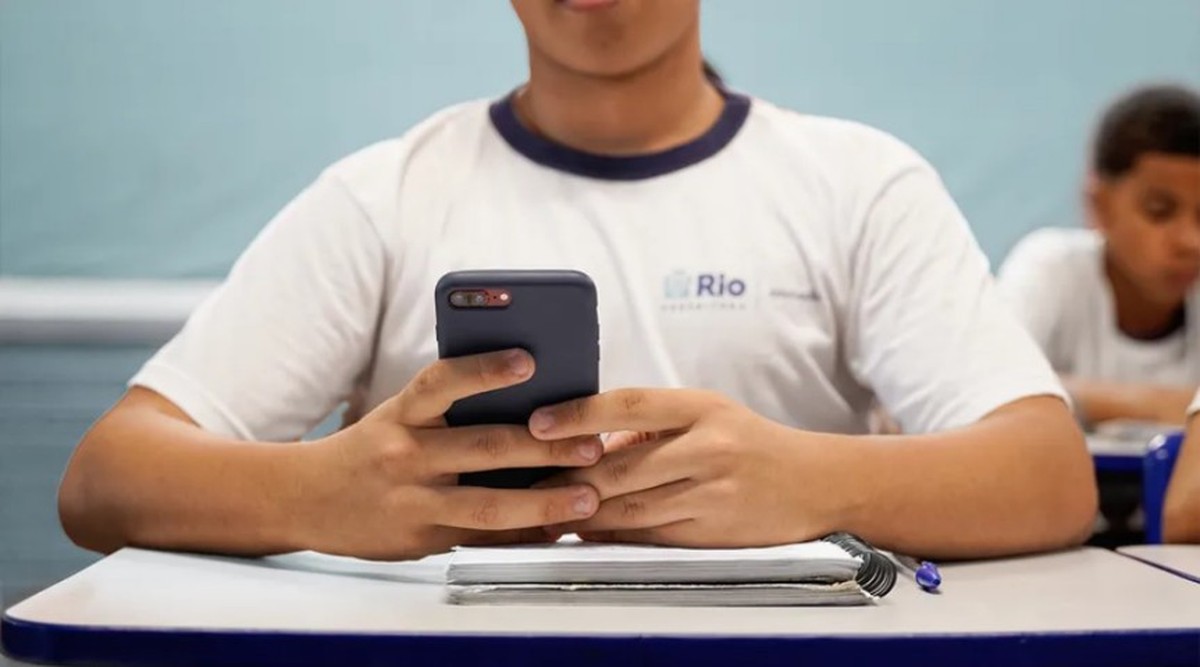 Aluno da escola municipal do Rio com celular, antes de proibição (Foto: Divulgação/Prefeitura Municipal do Rio de Janeiro)