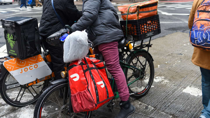 Serviço de entrega de comida Doordash em Nova York em 13 de fevereiro de 2025. (Foto: Danielle DeVries | CNBC)
