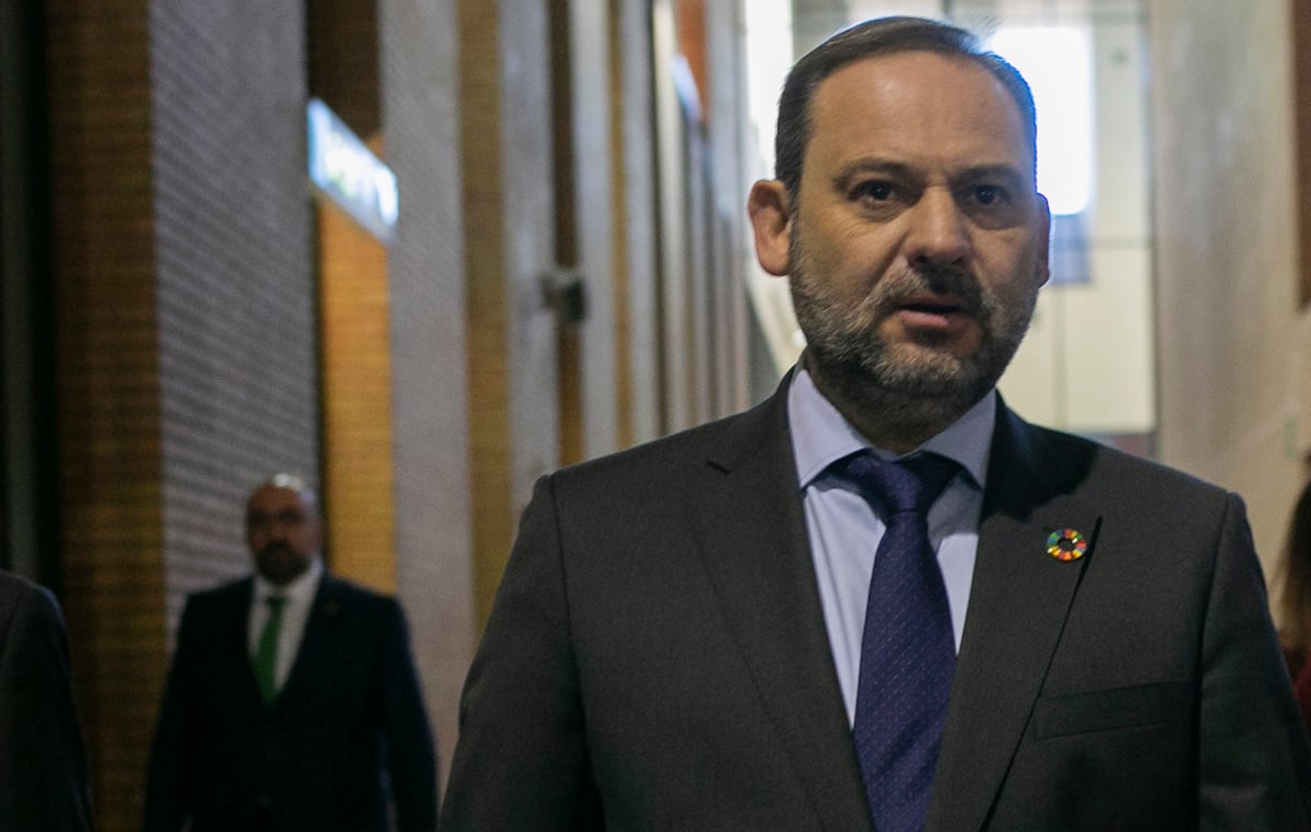 Supremo solicita ao Congresso e ao PSOE dados econômicos sobre Ábalos Ex-ministro dos Transportes José Luis Ábalos (em primeiro plano) e Koldo García, em 26 de fevereiro de 2019. (Foto: María José López / Europa Press)