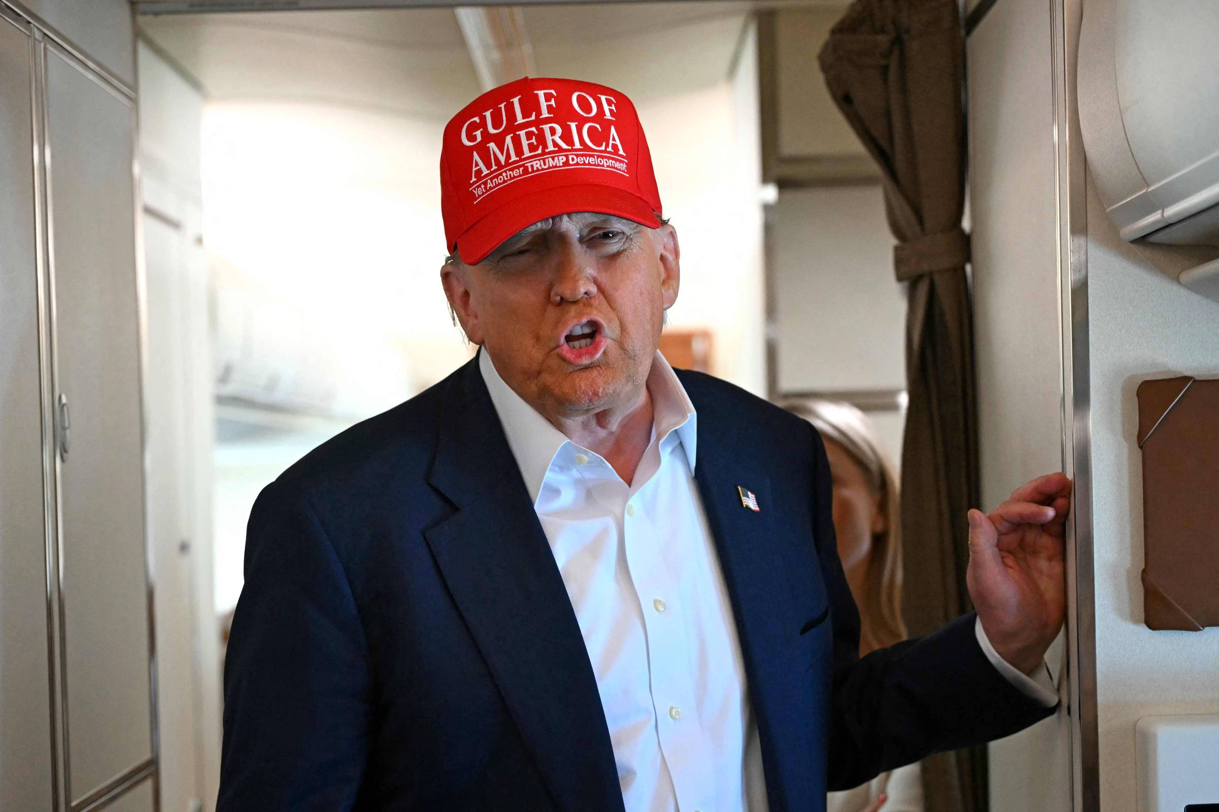 O presidente dos Estados Unidos, Donald Trump, fala a jornalistas a bordo do avião presidencial (Foto: Andrew Caballero-Reynolds/AFP)