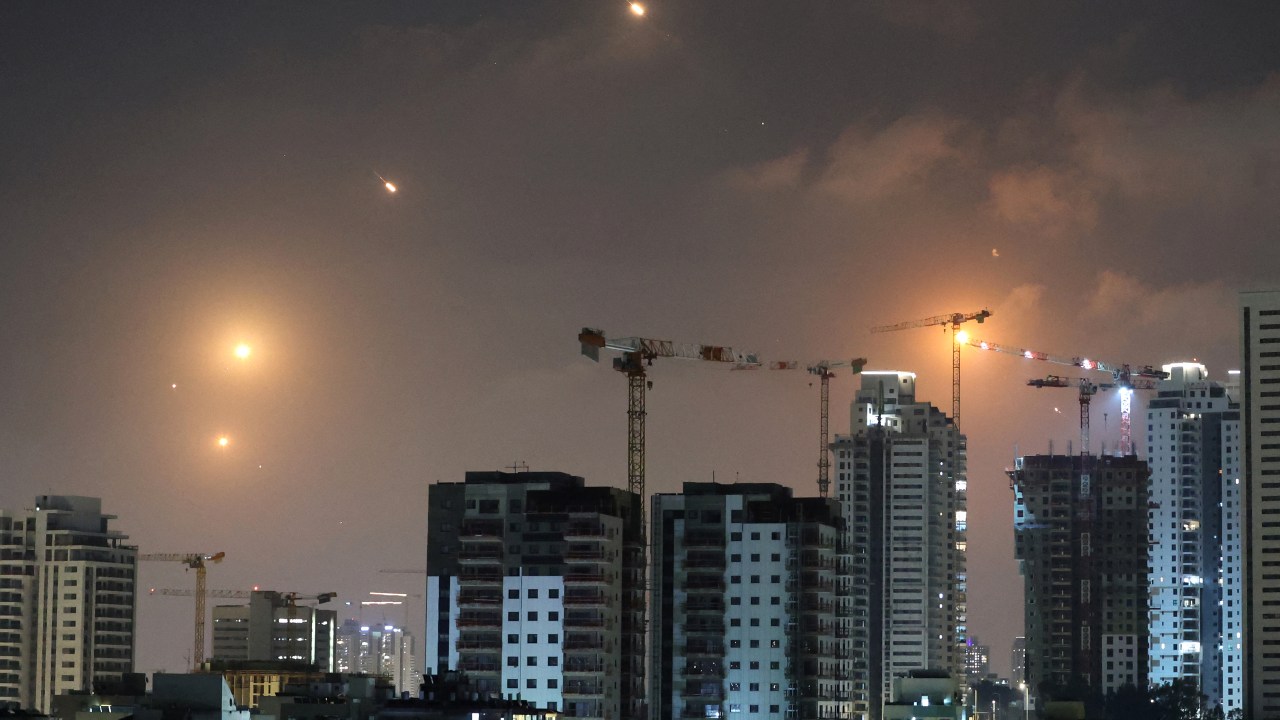 Foguetes vistos sobre a cidade israelense de Netanya. 13/6/2025 (Foto: JACK GUEZ/AFP)