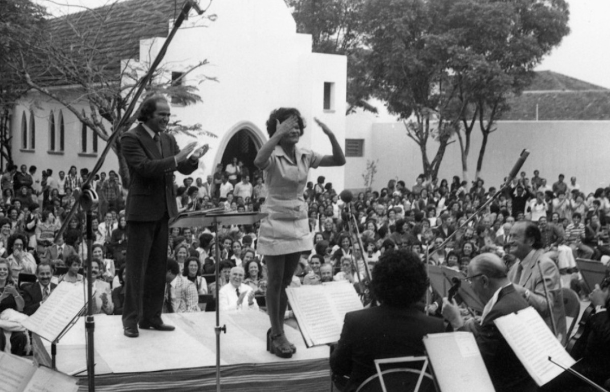 Projeto Aquarius apresenta atividades no presídio feminino Talavera Bruce Projeto Aquarius: A detenta Nilce 'regendo' orquestra com o maestro Karabtchevsky, em 1976 (Foto: Luiz Pinto/Agência O GLOBO)