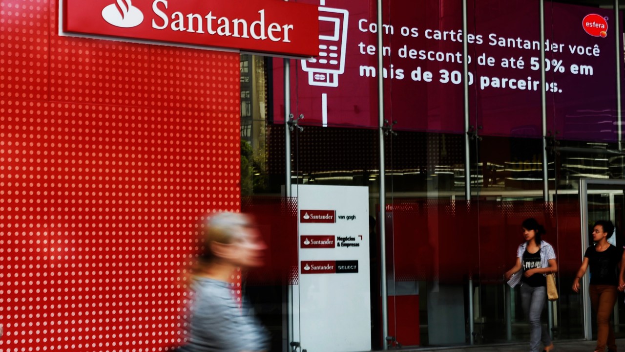 Resultados de grandes bancos revelam lições valiosas para investidores Agência do banco Santander na Avenida Paulista, em São Paulo (Foto: Gustavo Luizon/VEJA.com)