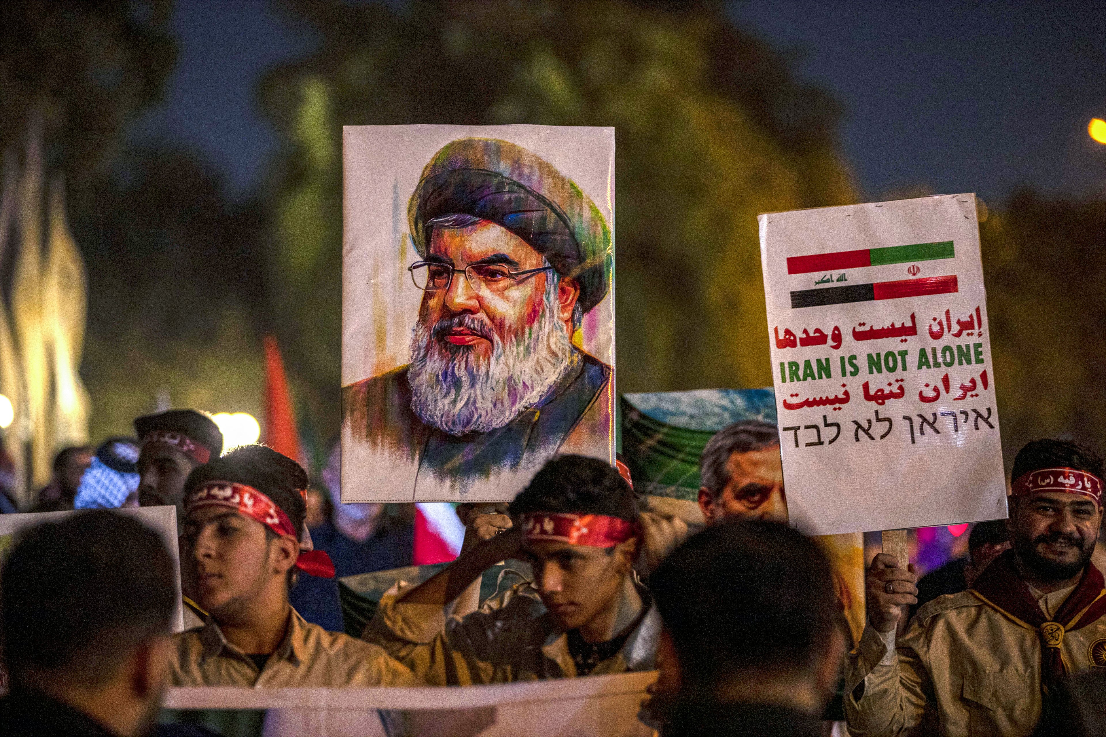 Ex-general americano propõe estratégias pacíficas para derrubar governo do Irã Imagem do líder do Hezbollah Hassan Nasrallah, exibida em Bagdá durante homenagens a membros da Guarda Revolucionária mortos durante ataques de Israel, em 28 de junho (Foto: Murtadha Ridha/AFP)