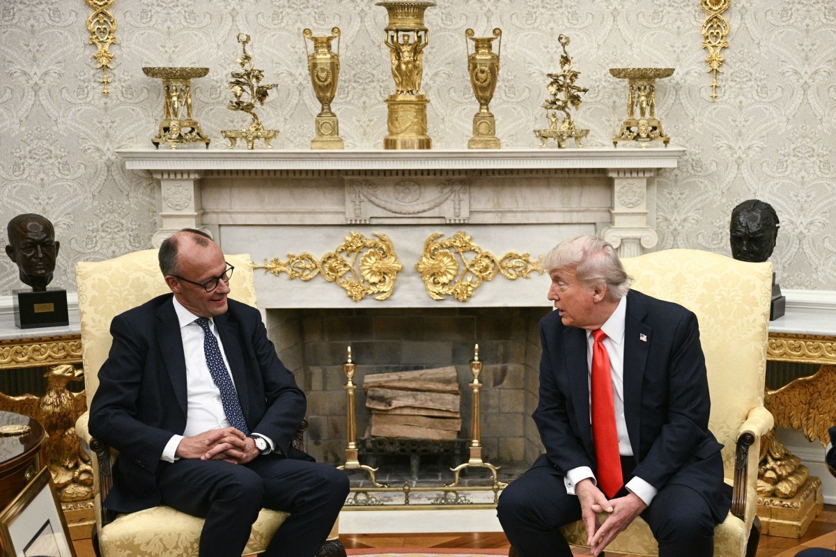 O chanceler alemão, Friedrich Merz (esq), e o presidente americano, Donald Trump, no Salão Oval (Foto: AFP)