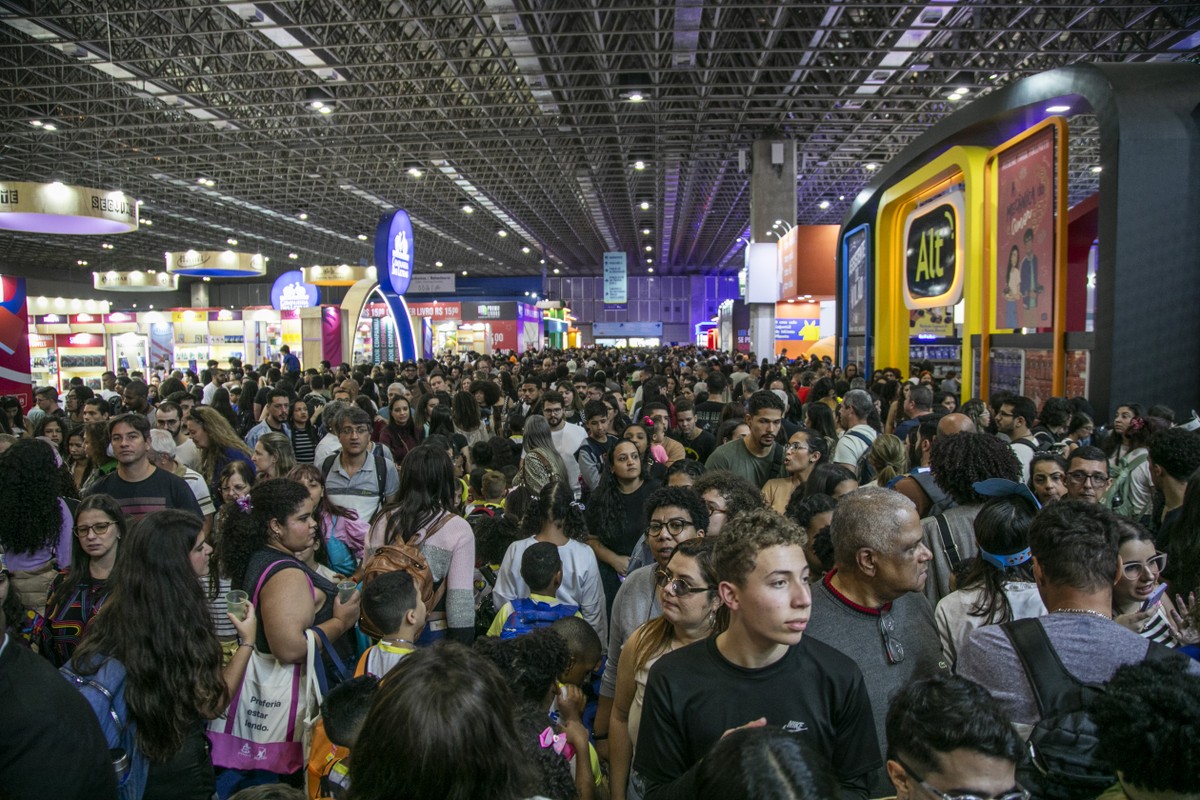 Público lota Bienal do Rio 2025 (Foto: Guito Moreto/Agência O Globo)