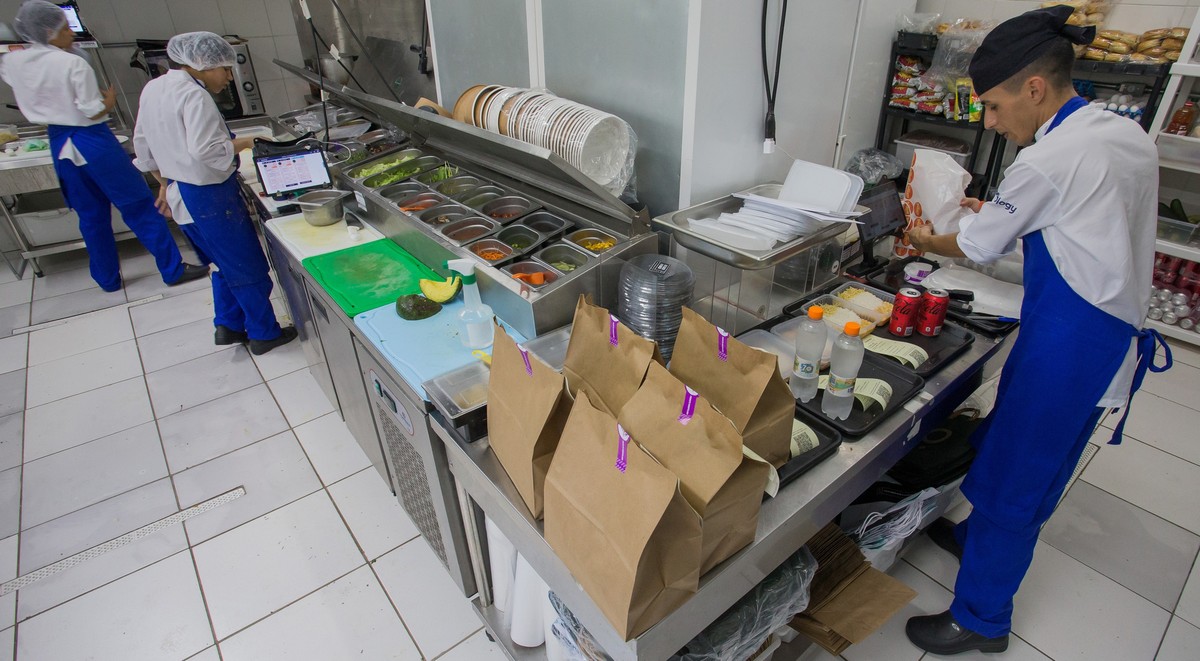 Dark kitchen em Pinheiros, São Paulo: em 2030 elas movimentarão US$ 157,2 bilhões, segundo consultoria (Foto: Edilson Dantas/O Globo)
