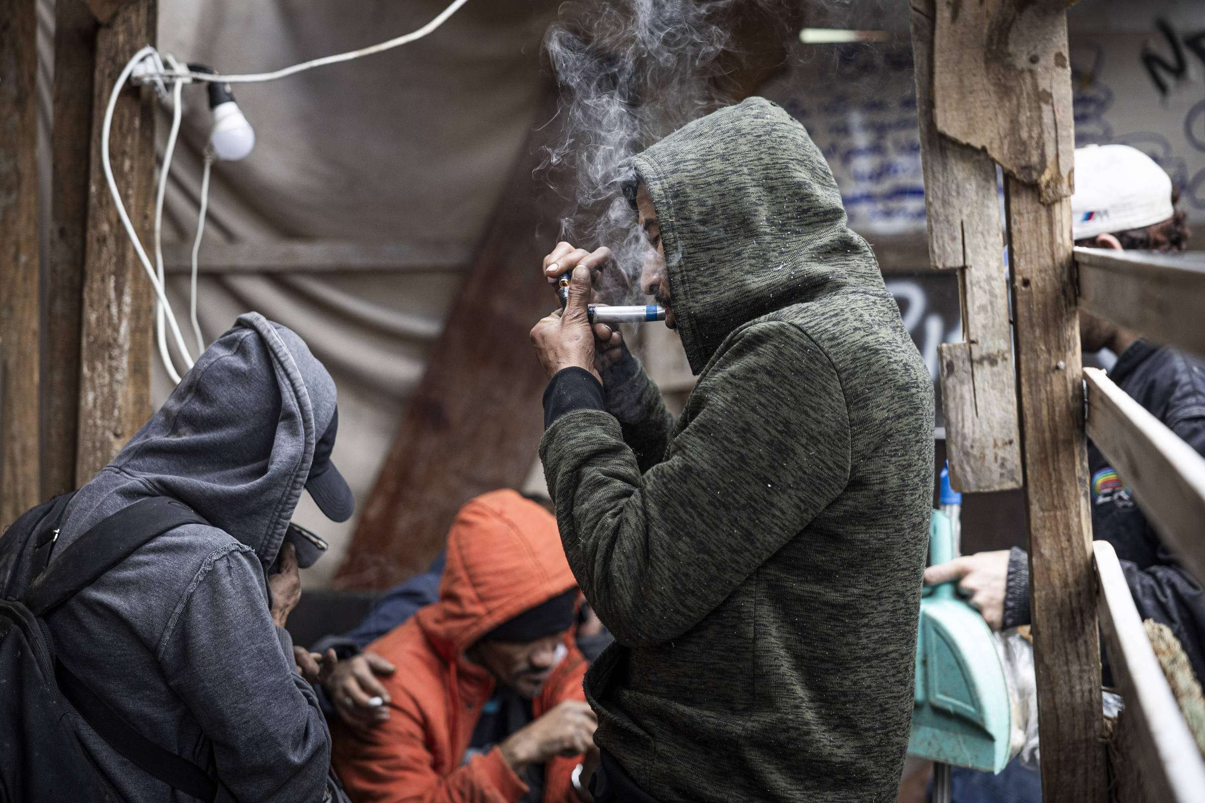 Esvaziamento da cracolândia em São Paulo ignora inclusão social e direitos humanos Usuários de crack à beira do córrego Antonico, na favela de Paraisópolis, zona sul de São Paulo, onde se formaram recentemente ao menos duas cracolândias (Foto: Danilo Verpa/Folhapress)