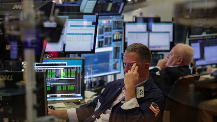 Futuros do S&P 500 sobem após resultados positivos de Meta e Microsoft Um trader trabalha no pregão da Bolsa de Valores de Nova York (NYSE) na cidade de Nova York, EUA, em 30 de julho de 2025. (Foto: Jeenah Moon | Reuters)