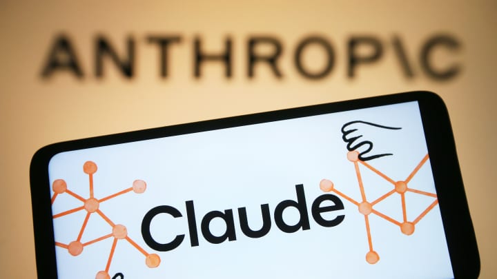 Logotipo da Claude AI é visto em um smartphone e o logotipo da Anthropic em uma tela de computador. (Foto: Pavlo Gonchar/SOPA Images/LightRocket via Getty Images)