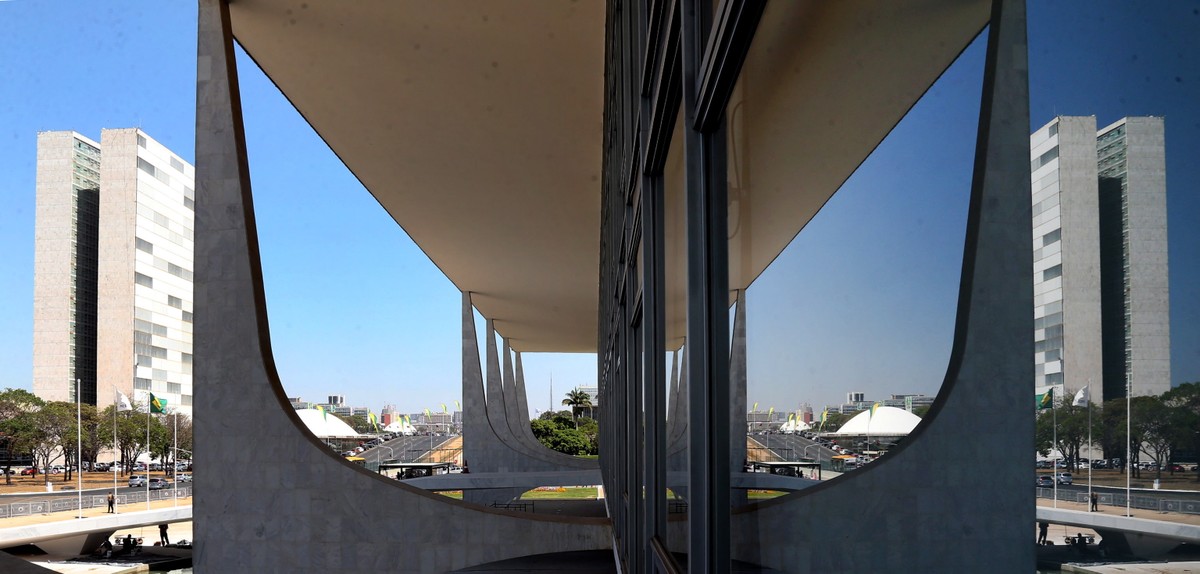 Oposição expressa preocupações sobre negociações do IOF e seus impactos econômicos Palácio do Planalto com o Congresso ao fundo: negociação (Foto: Givaldo Barbosa/Ag. O Globo)