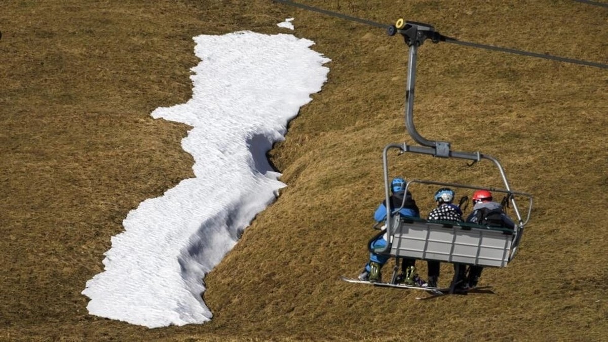 Estações de esqui na Europa podem desaparecer com mudanças climáticas — Foto: Fabrice Coffrini /AFP