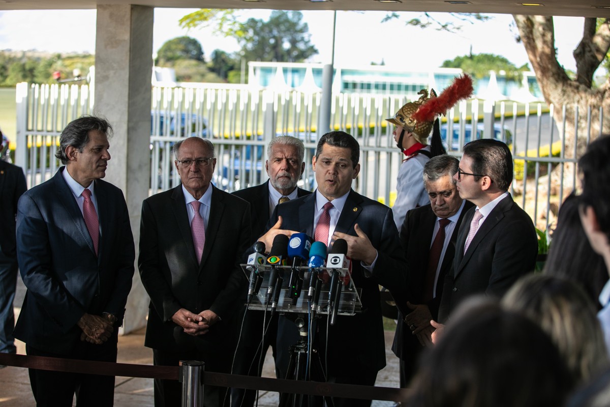 Governo defende no STF manutenção de decreto do IOF para garantir R$ 31,3 bi em 2026 Fernando Haddad, Geraldo Alckmin, Jaques Wagner, Davi Alcolumbre, José Guimarães e Hugo Motta falam após reunião sobre IOF (Foto: Brenno Carvalho / Agência O Globo)