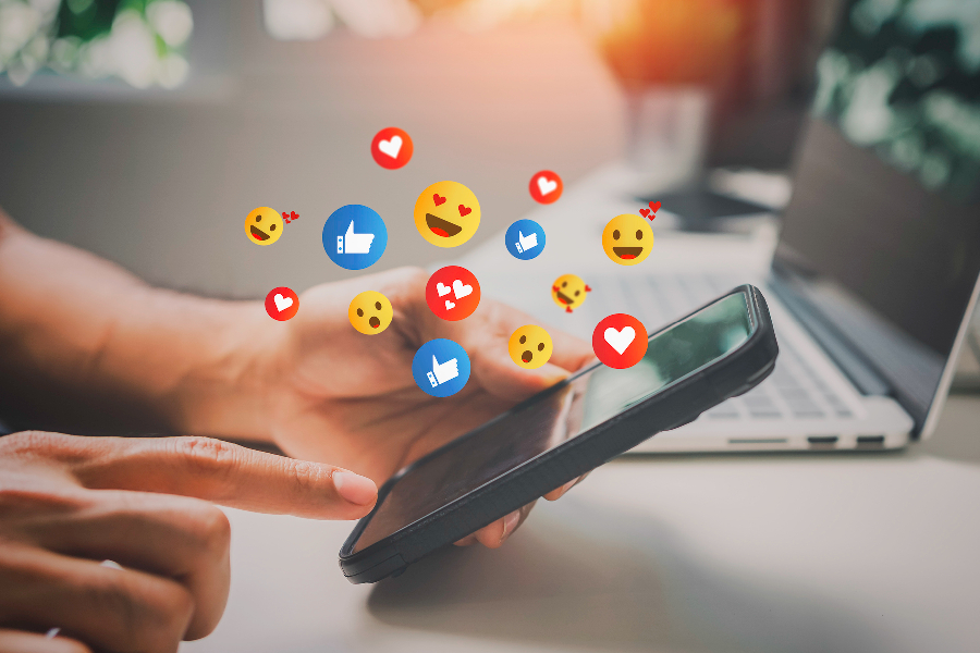Algoritmos moldam o acesso à informação nas redes sociais e suas consequências Sistemas de recomendação cruzam dados de consumo de milhões de usuários para prever interesses e moldar a experiência de navegação nas redes. (Foto: Teera Konakan/Getty Images)