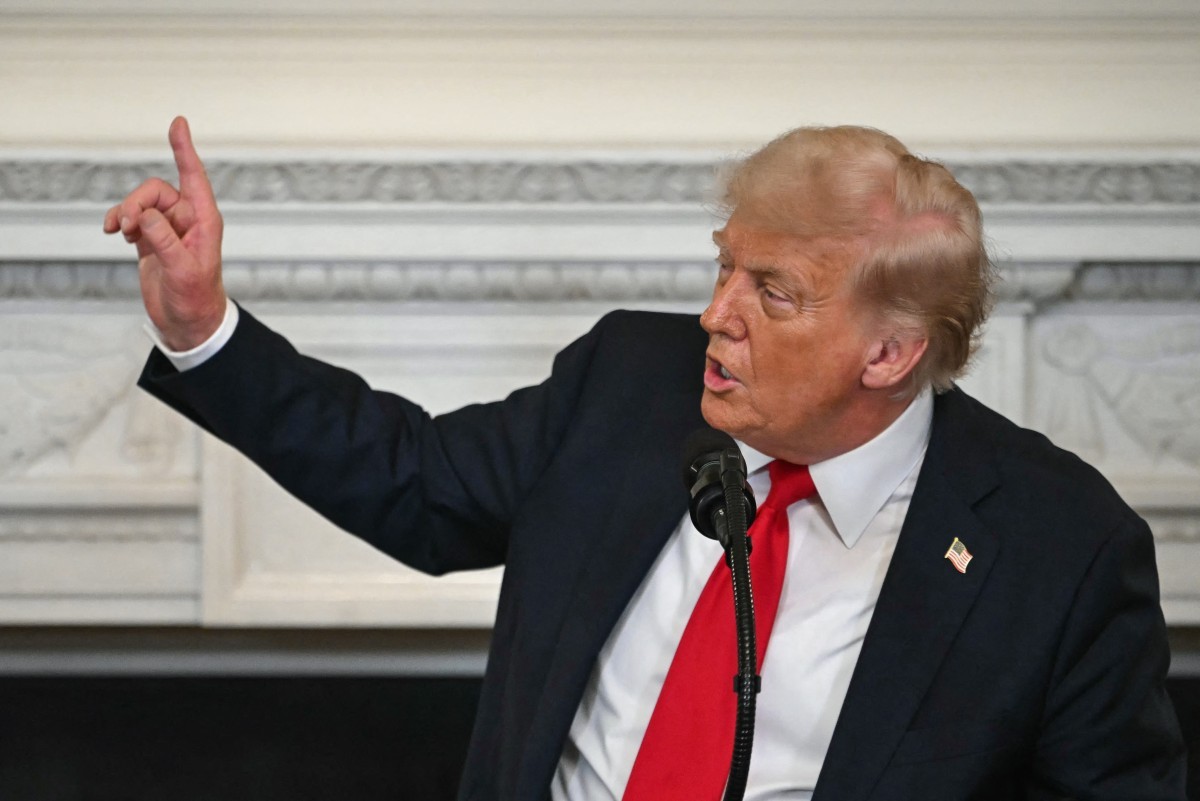Governo Trump restringe serviços multilíngues em agências federais para imigrantes O presidente dos Estados Unidos, Donald Trump, discursa durante um almoço do Gabinete de Assuntos Religiosos da Casa Branca na Sala de Jantar Oficial da Casa Branca, em Washington (Foto: ANDREW CABALLERO-REYNOLDS / AFP)