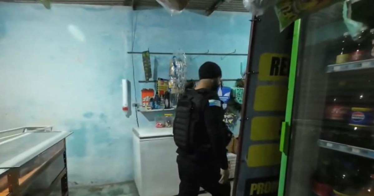 Um policial em um dos locais alvo da operação (Foto: TV Globo/Reprodução)