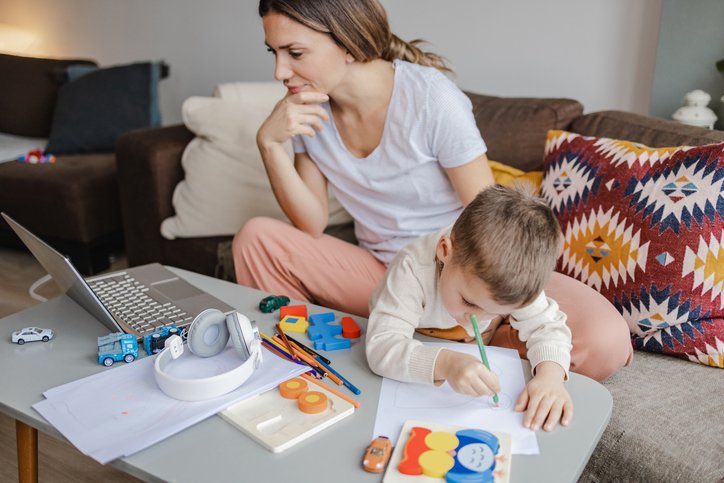 Trabalho reprodutivo invisível afeta a equidade de gênero na sociedade atual Quem vai cuidar das mulheres que cuidam? (Foto: Maca and Naca/Getty Images)
