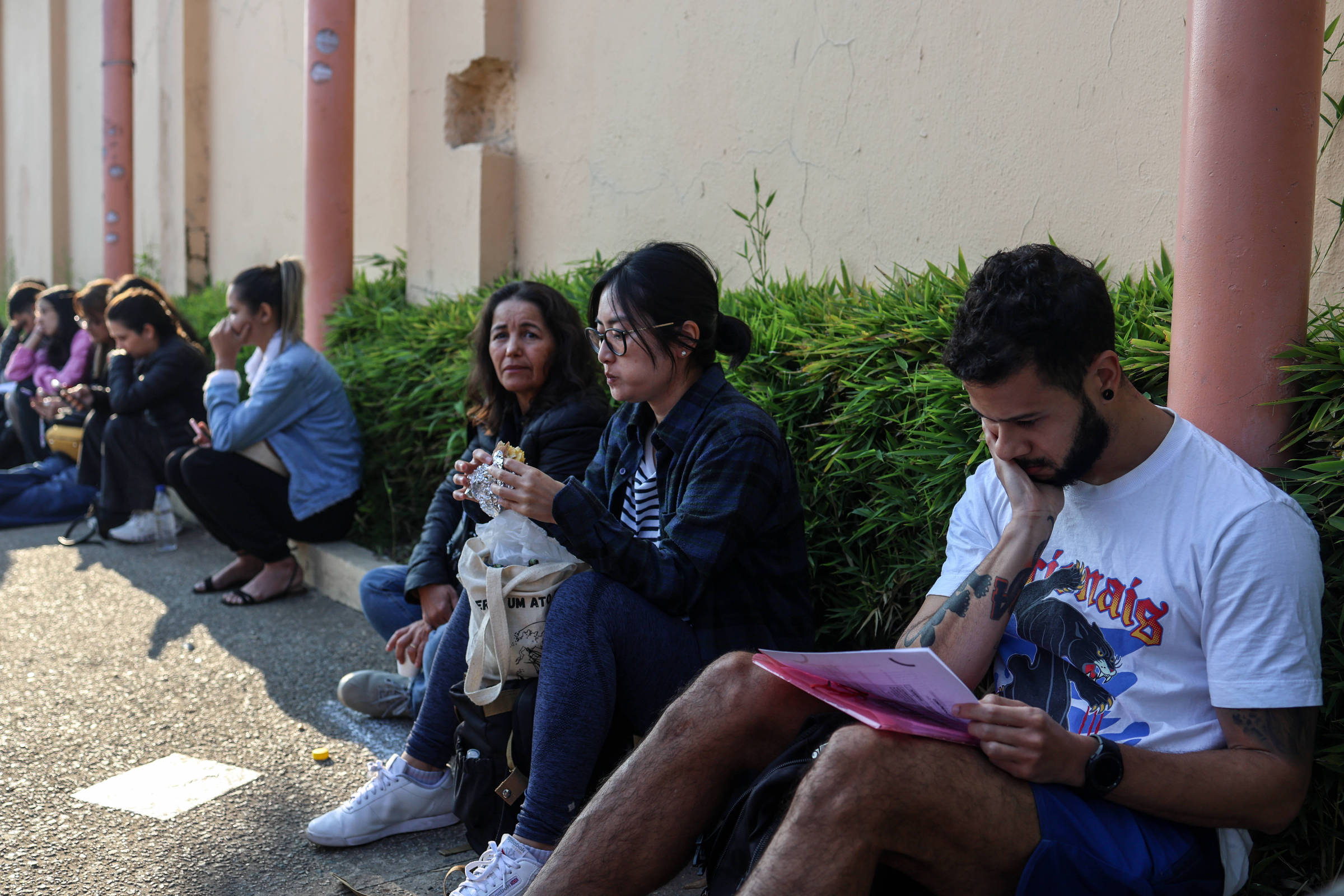 CNU disponibiliza 340 vagas de nível médio com salário de até R$ 8.000 Movimentação de concurseiros na primeira edição do CNU, o Enem dos Concursos (Foto: Felipe Iruatã - 18.ago.24/Folhapress)
