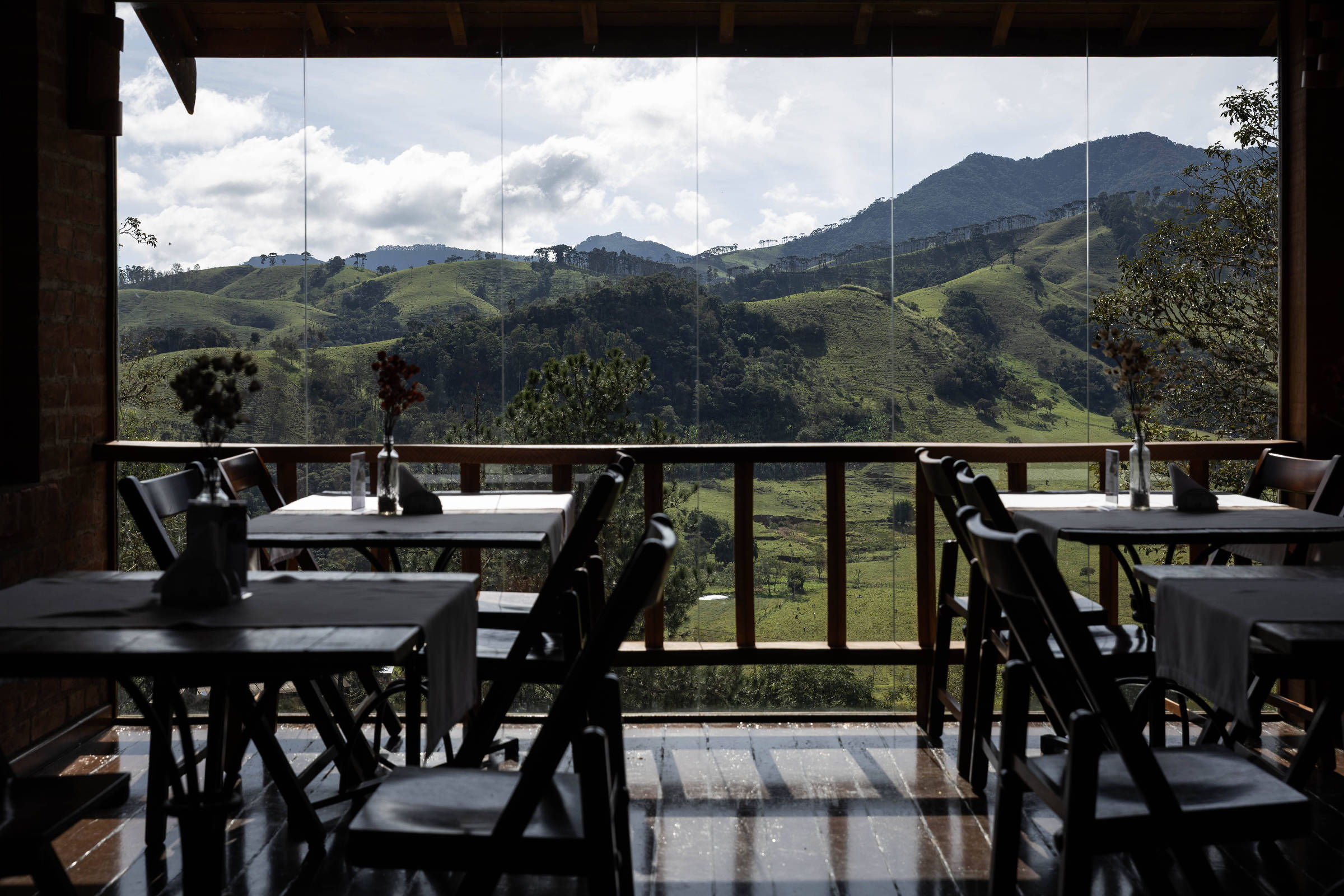 Serra da Mantiqueira atrai visitantes com festival de vinícolas e parques recreativos Ambiente do restaurante Trincheira, localizado dentro da Pousada do Quilombo, na cidade de São Bento do Sapucai, Serra da Mantiqueira (Foto: Adriano Vizoni/Adriano Vizoni/Folhapress)