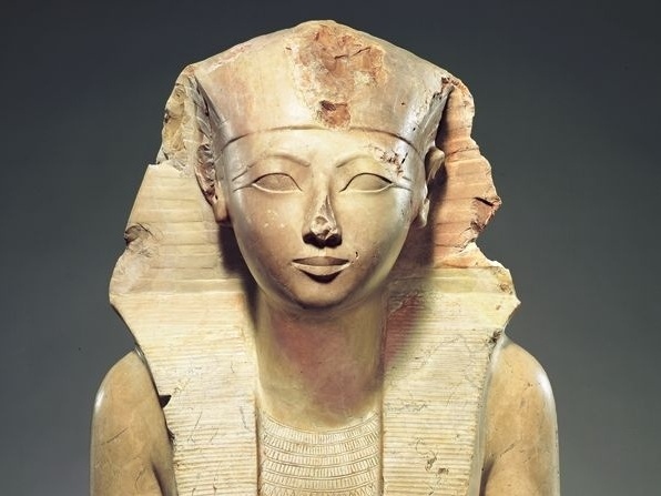 Estátua da rainha Hatshepsut usando o cocar Nemes do faraó (Foto: Metropolitan Museum of Art, CC0, via Wikimedia Commons)