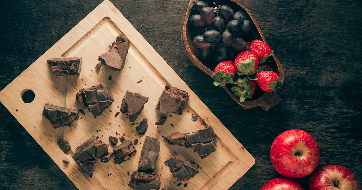 Flavonóis estão presentes em alimentos como cacau, uvas, maçãs e algumas frutas vermelhas (Foto: Marcelo Veras/Adobe Stock)