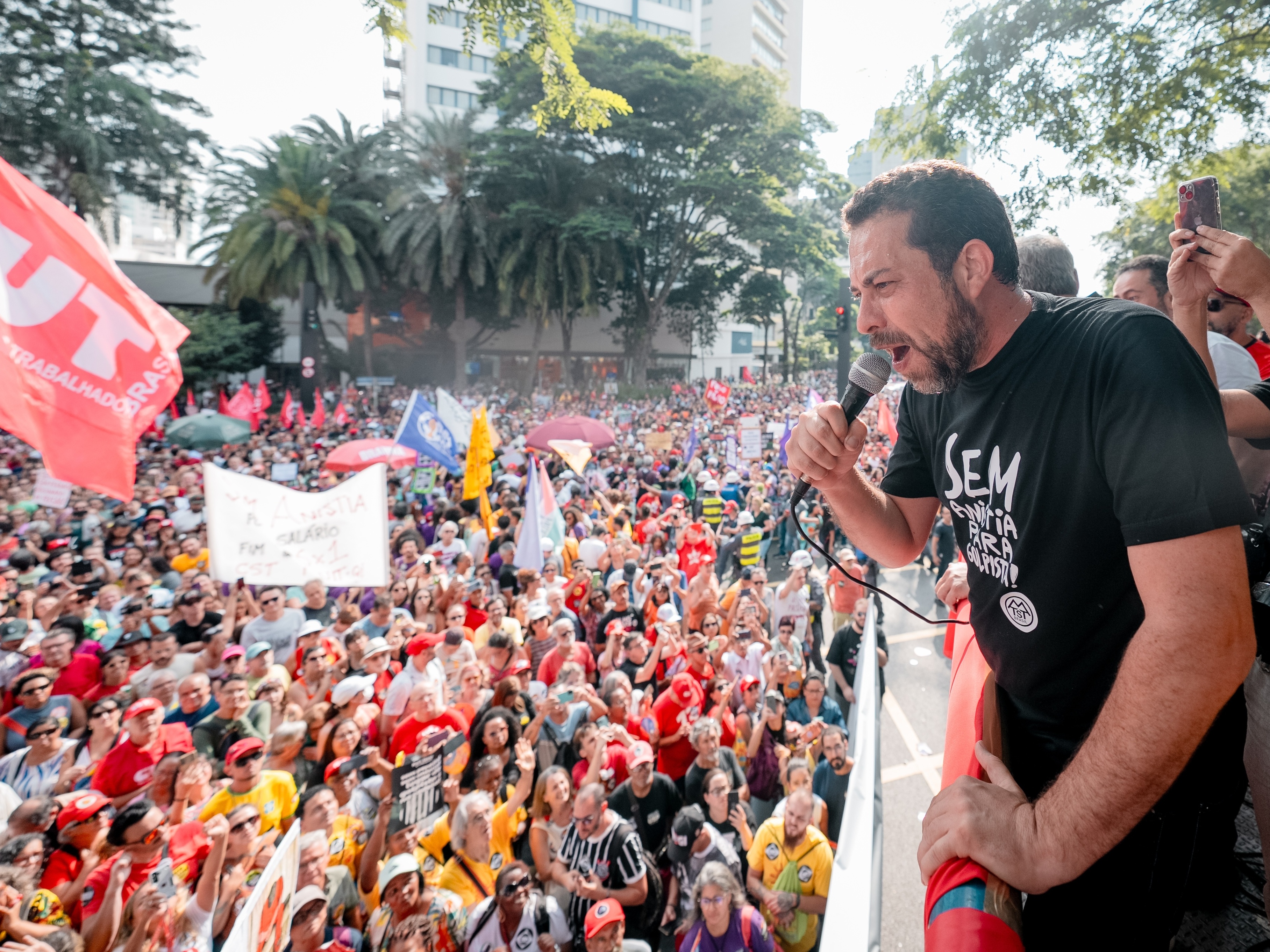 Esquerda pressiona Congresso em ato em SP em vez de exigir prisão de Bolsonaro Boulos durante manifestação em São Paulo contra a anistia (Foto: Leandro Paiva/Divulgação)