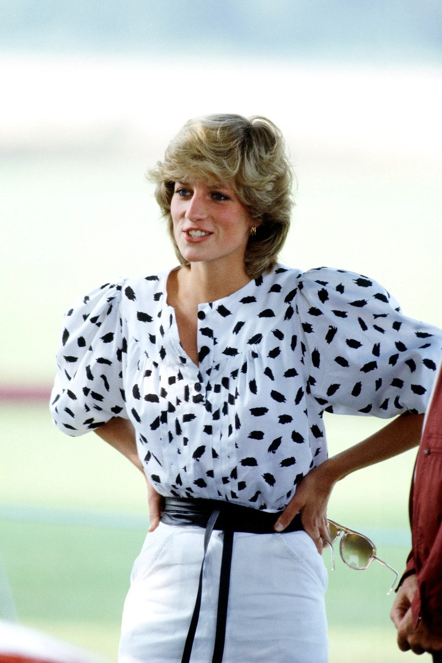 7 blusas dos anos 80 que estão voltando como tendência para o escritório em 2025 (Foto: Getty Images)