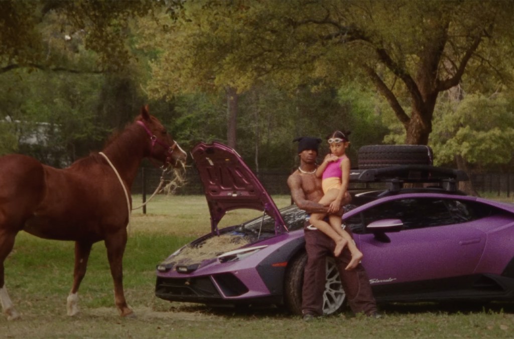 Travis Scott leva Lamborghinis para estábulos e boates no clipe 'Kick Out' Travis Scott foi para o campo para o lançamento do seu novo vídeo "Kick Out" do 'JACKBOYS 2.' (Foto: Reprodução)