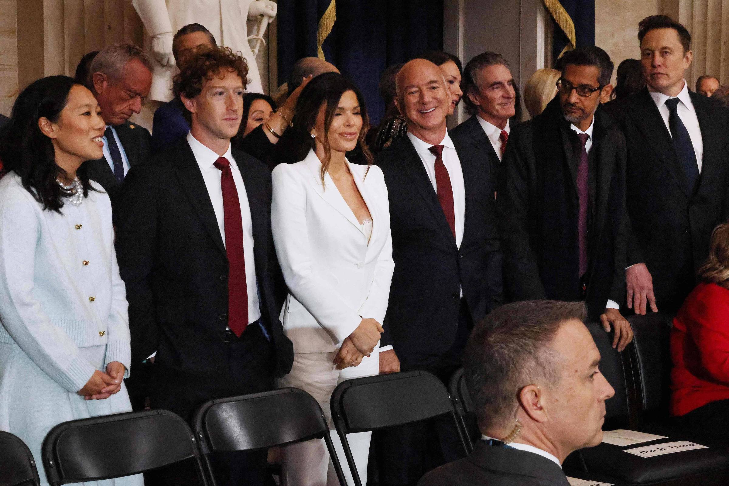 Big techs se aproximam do setor militar dos Estados Unidos em novas parcerias Priscilla Chan, o fundador da Meta Mark Zuckerberg, Lauren Sanchez, o fundador da Amazon Jeff Bezos, o CEO do Google Sundar Pichai e Elon Musk, da Tesla e da SpaceX (Foto: Chip Somodevilla/Getty Images via AFP)