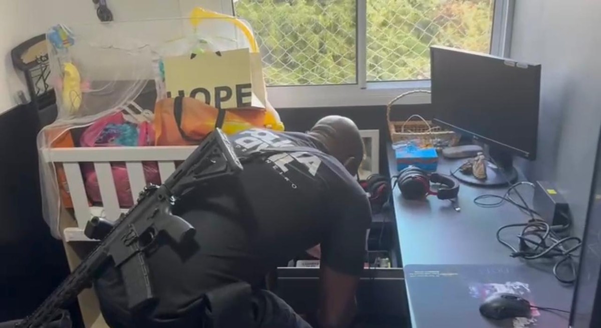 Um policial faz buscas durante mais uma fase da Operação Rastreio (Foto: Reprodução)