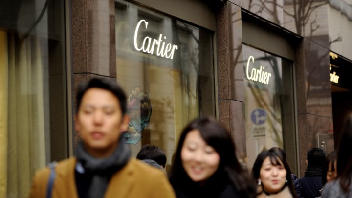 Yen fraco reduz gastos de luxo na Richemont, dona da Cartier Shoppers walking past a Cartier store at the high-end shopping district of Ginza in Tokyo, Japan. (Foto: Anadolu | Getty Images)