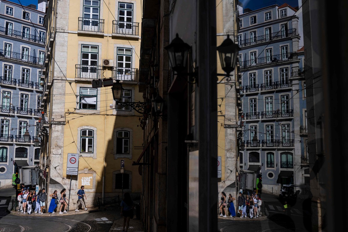 Milhares de brasileiros obtêm visto para trabalhar em Portugal em 2023 Pedestres caminham no centro de Lisboa (Foto: Patrícia de Melo Moreira/AFP)