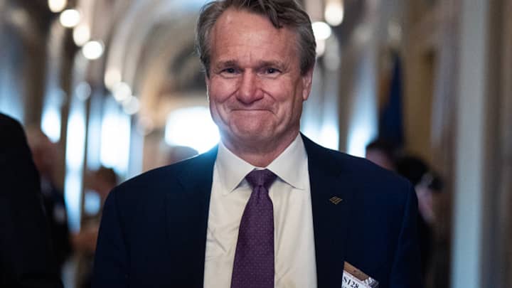 Bank of America deve divulgar resultados financeiros e expectativas são positivas Brian Moynihan, CEO do Bank of America, deixa o Capitólio dos EUA após uma reunião com membros republicanos do Comitê de Bancos, Habitação e Assuntos Urbanos do Senado sobre a questão do debanking na quinta-feira, 13 de fevereiro de 2025. (Foto: Tom Williams | Cq-roll Call, Inc. | Getty Images)