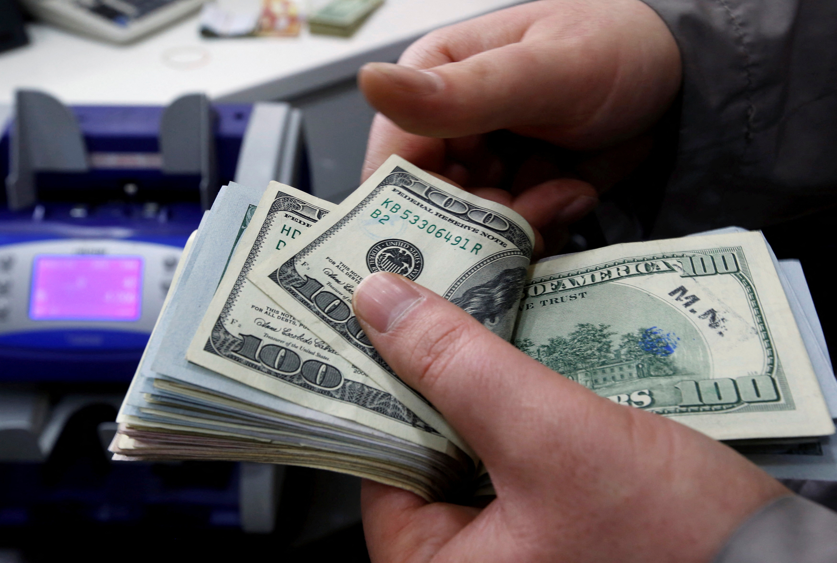 Dólar fecha em queda e fica abaixo dos R$ 5,45 acompanhando o mercado externo Foto: Reprodução