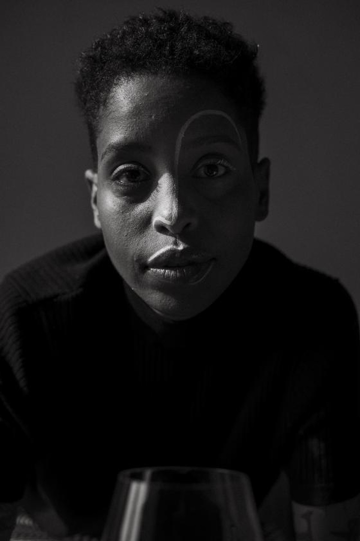 Racismo cresce em Portugal após demissão de sommelier por 'ar mais limpo' no bar Namíbia Kaiowa diz que sofreu pela terceira vez “racismo estrutural e individual no ambiente gastronômico” (Foto: Letícia Diniz/Divulgação)