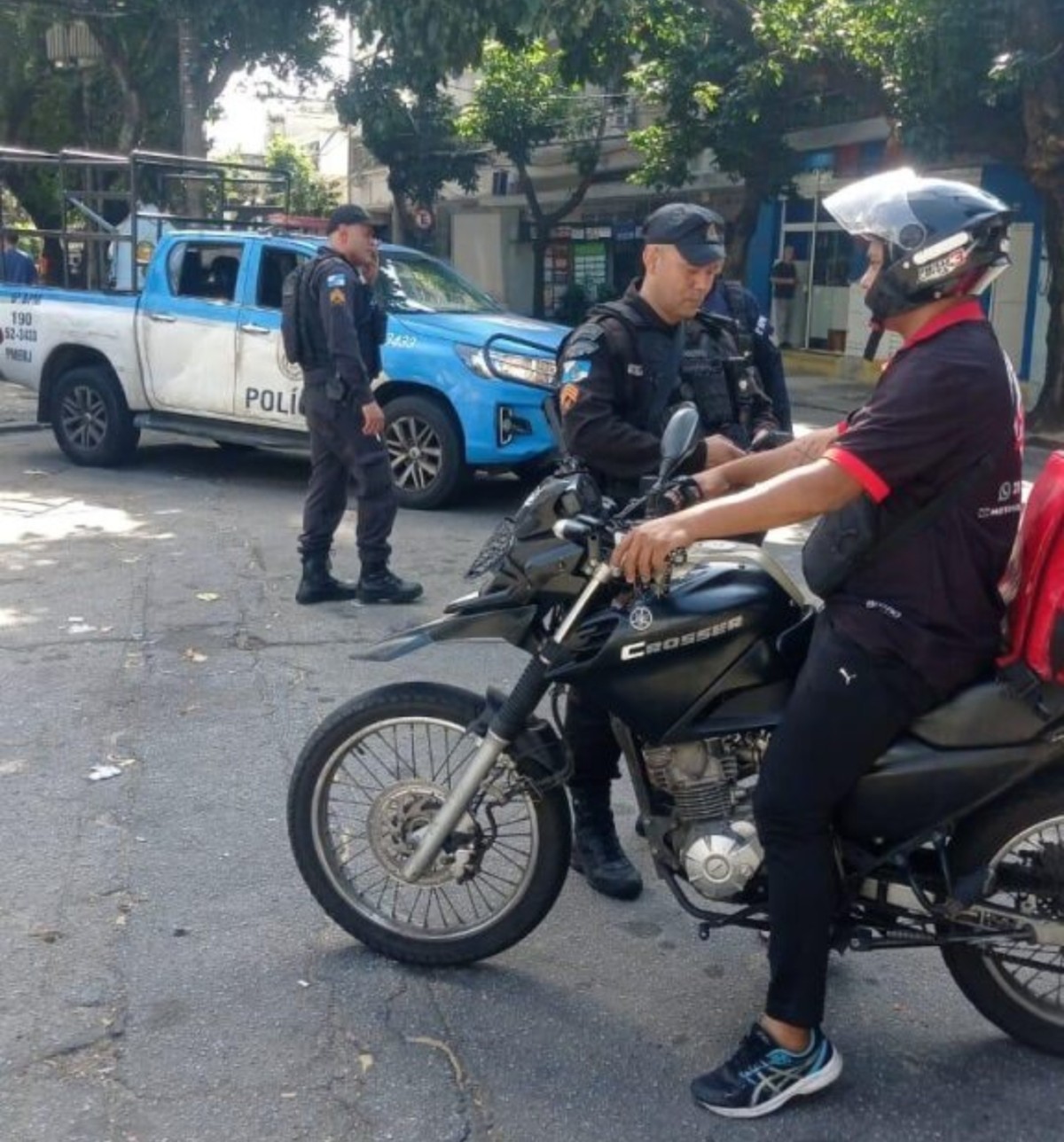 Moradores da Tijuca adotam estratégias para evitar assaltos enquanto polícia atua na prevenção Operação da Policia Militar que busca combater o crime do falso entregador de aplicativo (Foto: Reprodução)