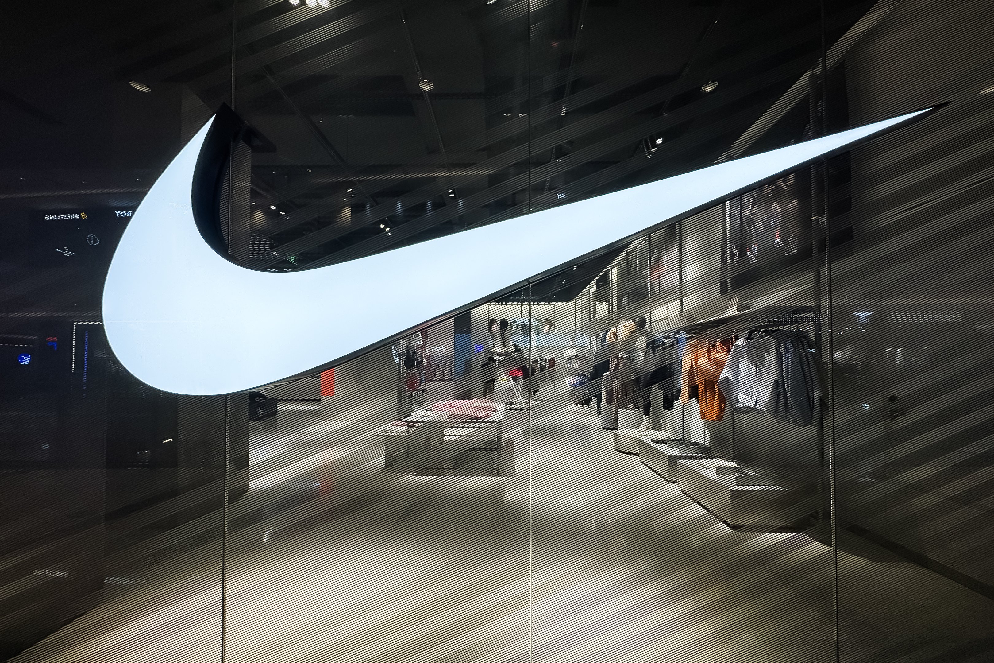 Nike muda produção e aumenta preços nos EUA para evitar tarifas; ações disparam Nike: empresa vai diminuir a dependência da produção chinesa para abastecer o mercado americano (Foto: Cheng Xin/Getty Images)